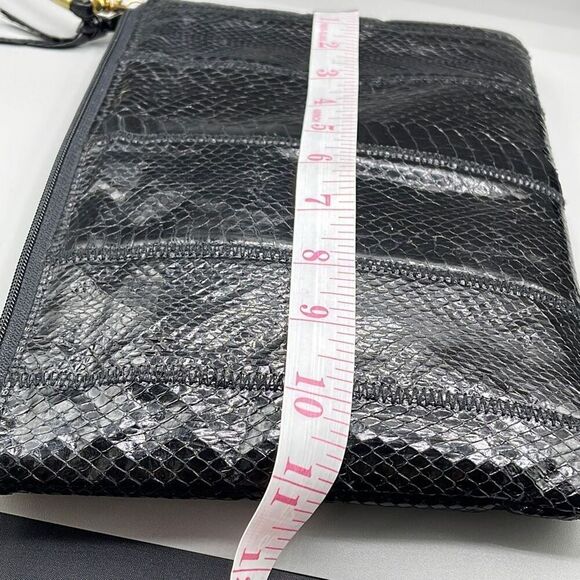 Vintage Four Seasons reptile skin cross body bag. - Picture 6 of 9